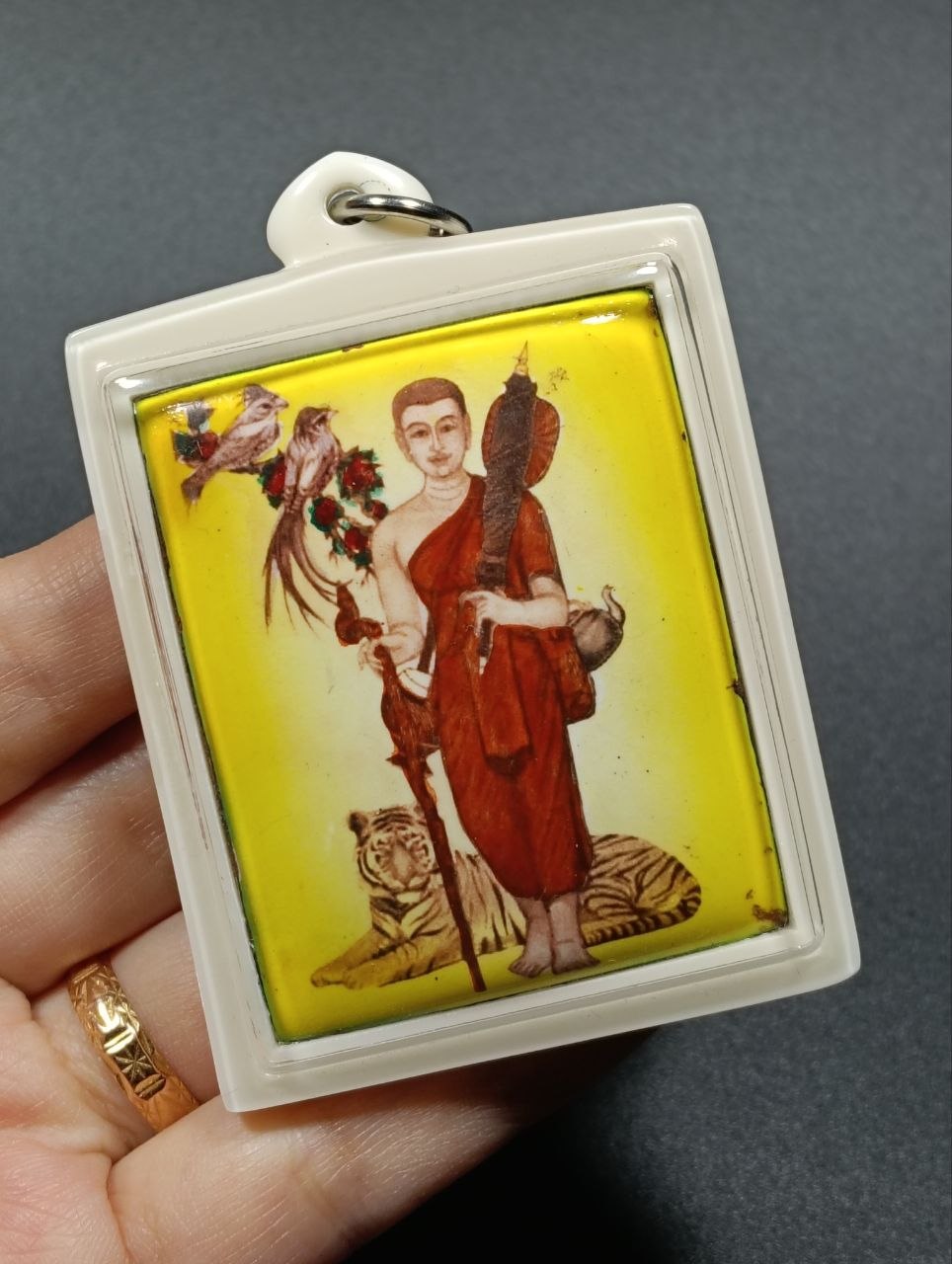 Phra Sivali（瓷面西瓦利尊者）
Archan Larry｜Jumbo Size｜背后崇迪佛 | SAN Pin Selection