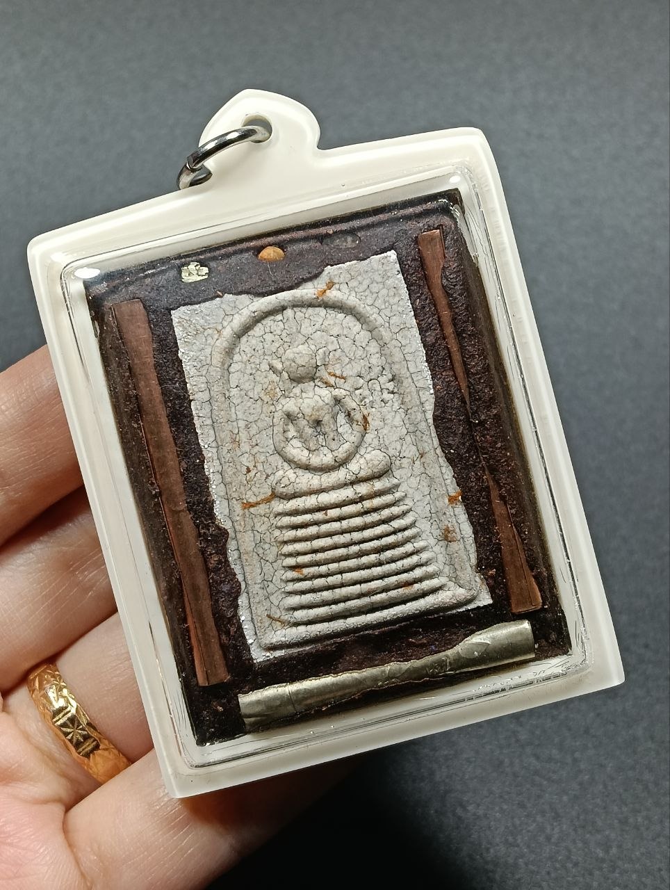 Phra Sivali（瓷面西瓦利尊者）
Archan Larry｜Jumbo Size｜背后崇迪佛 | SAN Pin Selection